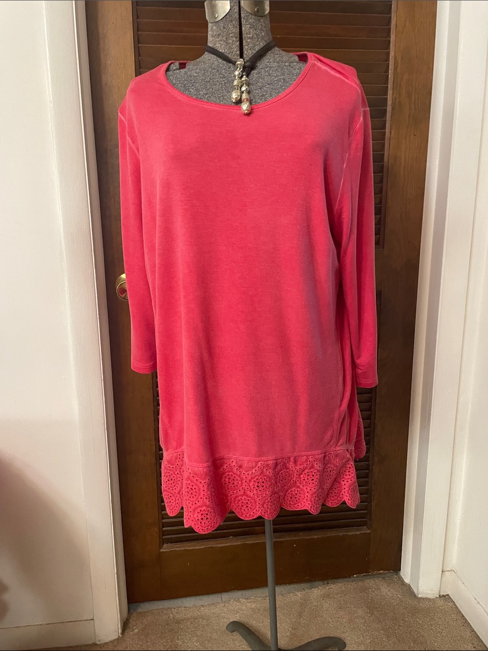 Cha cha vente coral tunic eye trim on bottom, beautiful material